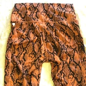 Fabletics snake print power hold 3/4 compression leggi…